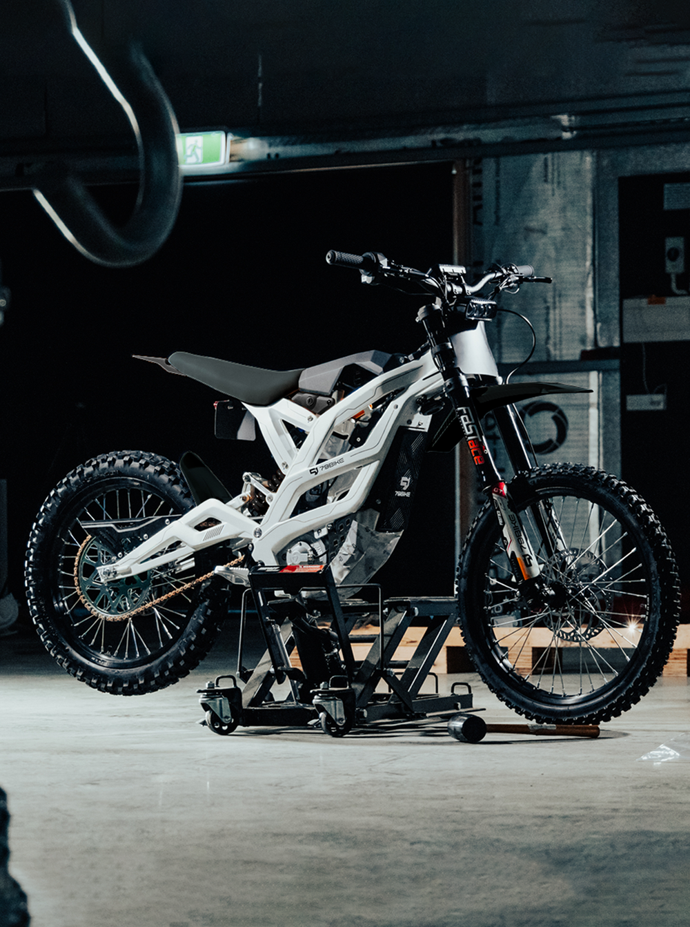 Falcon GT Arctic White sur béquille dans un atelier sombre