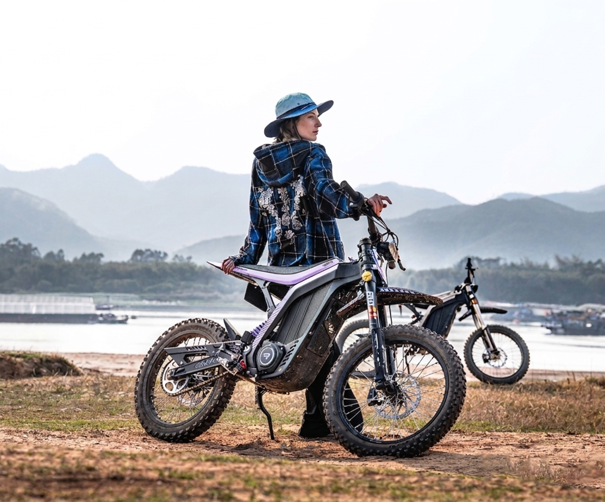 Rider posant avec deux Lynx 2026 devant un lac de montagne