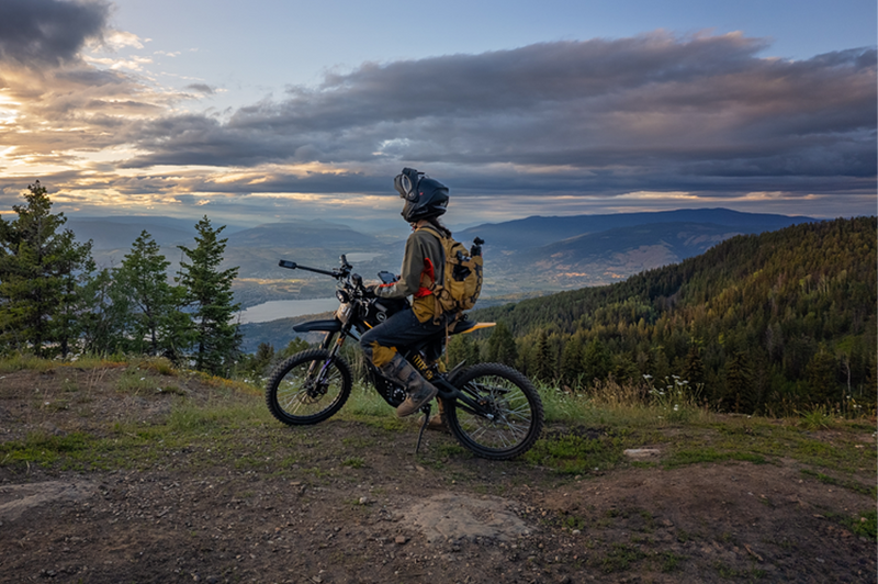 Falcon Pro au sommet d'une colline au coucher du soleil VOLT RIDE