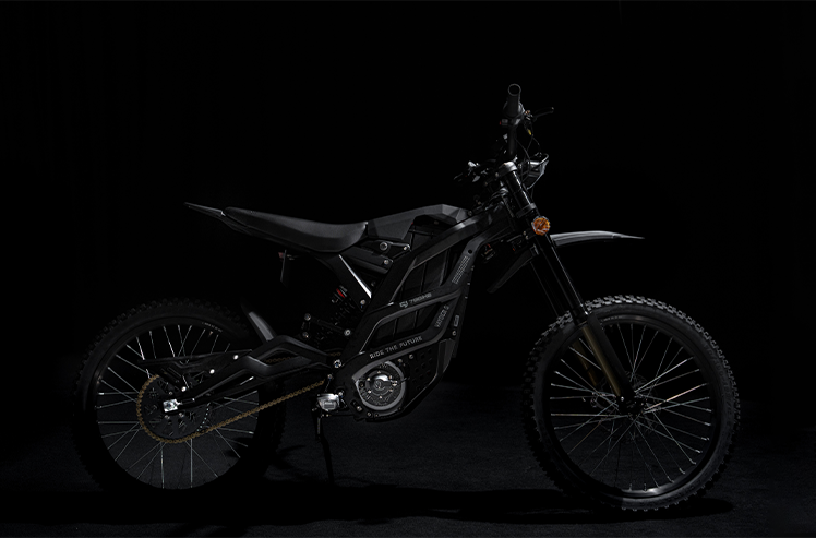 Falcon Lite noire de profil complet en studio